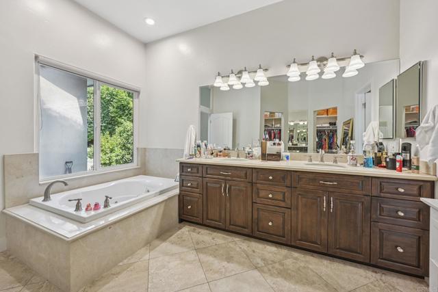 1176 LA SOMBRA Drive, San Marcos CA: https://media.crmls.org/mediaz/27c3ed0d-6914-4dac-b9be-cfbea83d9483.jpg