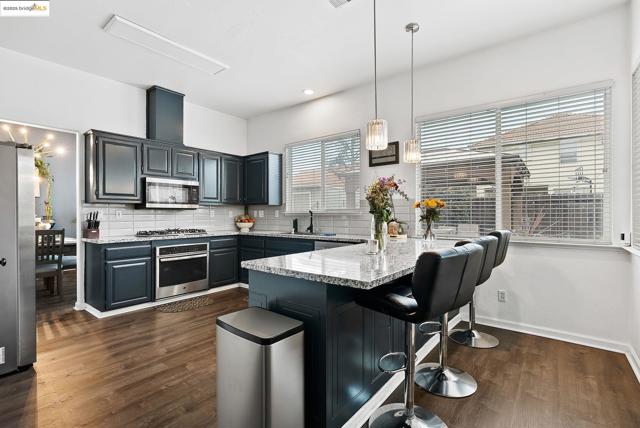 2105 Bedrock Way, Antioch CA: https://media.crmls.org/mediaz/27c472ed-c58f-4b80-83e9-e95dd8ffcefc.jpg