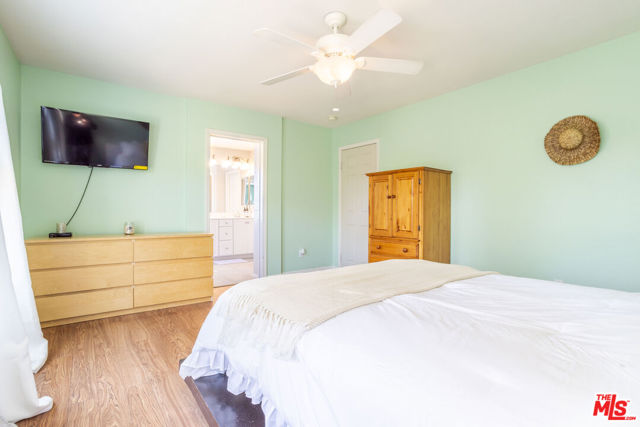 29266 Pilgrim Court, Valencia CA: https://media.crmls.org/mediaz/27c4a1e2-72fa-48f2-84b6-e45bb1b6af35.jpg
