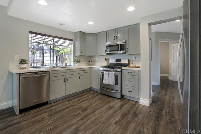 1216 Woodview Drive, Oceanside CA: https://media.crmls.org/mediaz/27c63808-f9d7-4a1d-84fd-8e970946864b.jpg