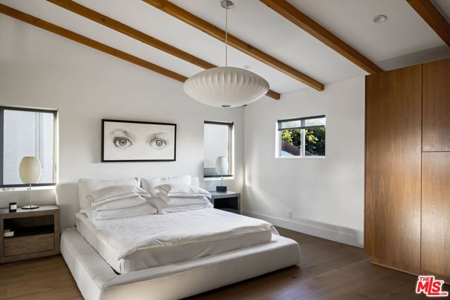 517 N Laurel Avenue, Los Angeles CA: https://media.crmls.org/mediaz/27c8c0f2-a2ec-4148-9cb7-10fcfb0613a3.jpg