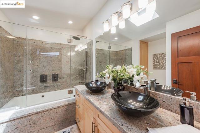 6815 Paso Robles Dr, Oakland CA: https://media.crmls.org/mediaz/27c9d167-6c82-4a53-9bfb-a0e277102088.jpg