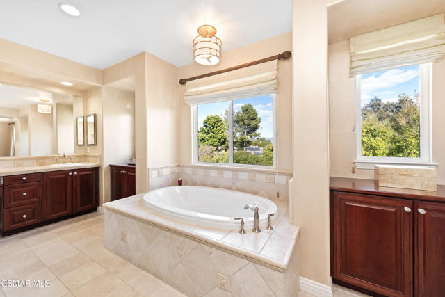 1008 N Country Club Drive, Simi Valley CA: https://media.crmls.org/mediaz/27c9d47c-40bd-4404-b5fd-034562a375f6.jpg