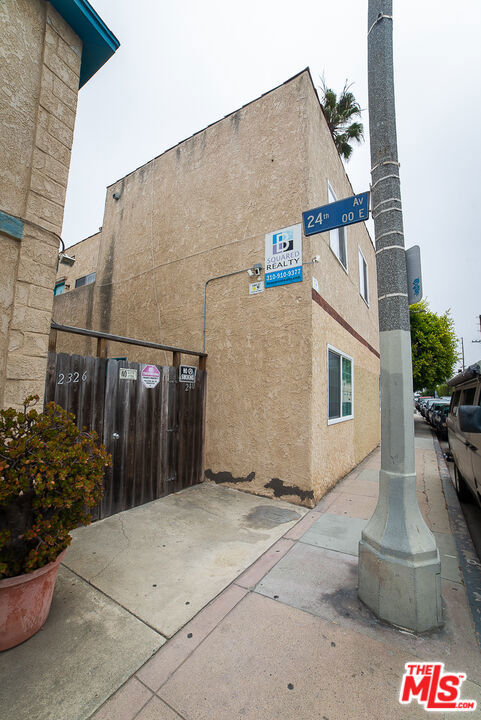 2400 Pacific Avenue, Venice CA: https://media.crmls.org/mediaz/27ca4a77-6ec5-49c0-a001-1901a346af5a.jpg