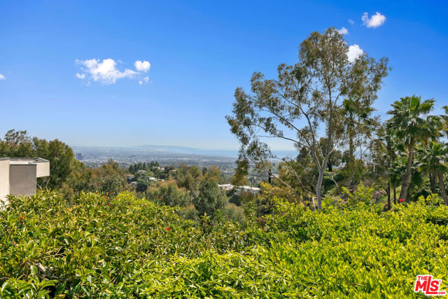 1470 N Tigertail Road, Los Angeles CA: https://media.crmls.org/mediaz/27cb501c-4b00-4aad-8352-aeaca1ad8804.jpg