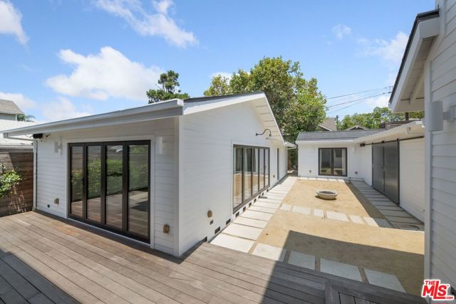 4525 Melbourne Avenue, Los Angeles CA: https://media.crmls.org/mediaz/27cc54de-68af-43e4-8c08-0e398cc5ccb8.jpg