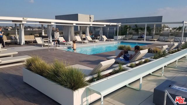 530 S Hewitt Street, Los Angeles CA: https://media.crmls.org/mediaz/27cc849c-a33a-4c1d-a1af-e8208b0e1e2a.jpg