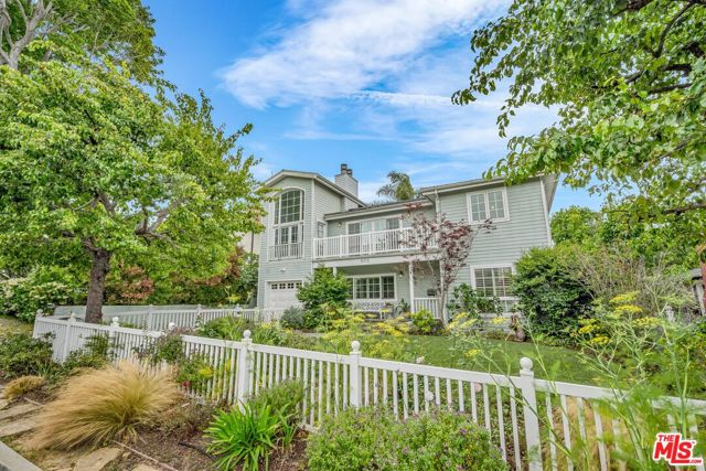 8011 Rayford Drive, Los Angeles CA: https://media.crmls.org/mediaz/27cd9980-9d32-4fd1-adcb-384afa54dc8f.jpg