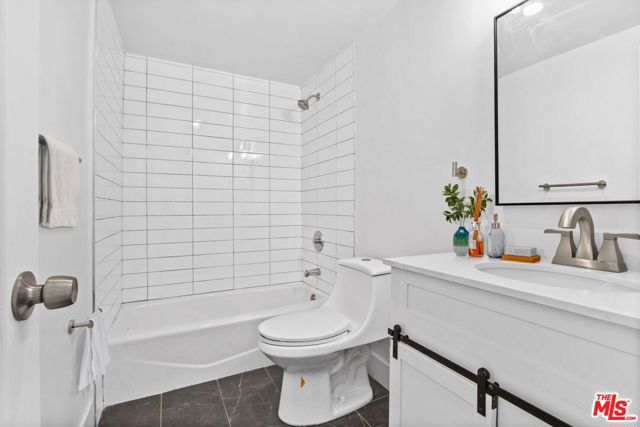 5529 Dairy Avenue, Long Beach CA: https://media.crmls.org/mediaz/27ce2691-51c3-42ee-a13e-41d2fe37a940.jpg