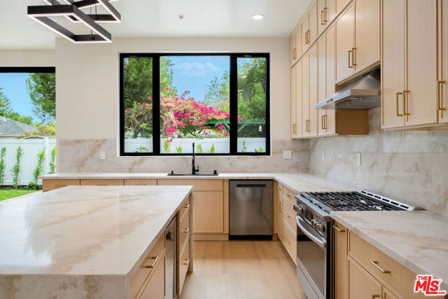 17510 Miranda Street, Encino CA: https://media.crmls.org/mediaz/27d06926-647a-4643-8fa8-5e588ba135f0.jpg