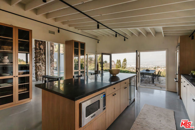 8559 Edwin Drive, Los Angeles CA: https://media.crmls.org/mediaz/27d06ae3-bc6e-48d5-b2c7-aac352fb7936.jpg