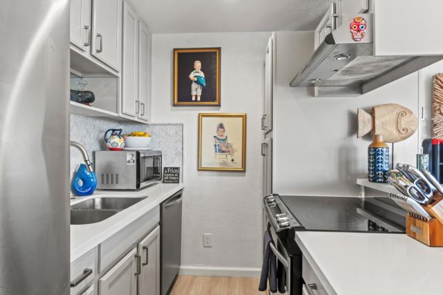 1 Surf Way, Monterey CA: https://media.crmls.org/mediaz/27d194cc-5334-432f-acaa-30ff61df70d7.jpg