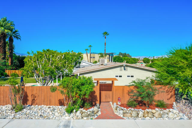 74277 Myrsine Avenue, Palm Desert CA: https://media.crmls.org/mediaz/27d1c297-6861-4c44-aa75-5064399bfbe0.jpg