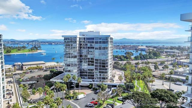 1820 Avenida Del Mundo, Coronado CA: https://media.crmls.org/mediaz/27d1ce60-9642-4ac1-af2b-42831b1521db.jpg