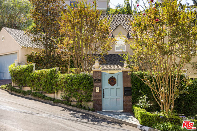 1612 Sunset Plaza Drive, Los Angeles CA: https://media.crmls.org/mediaz/27d24310-f8dc-44ce-a126-7f53432d39d1.jpg