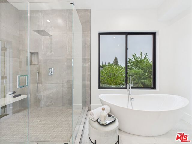 4637 Dunas Lane, Tarzana CA: https://media.crmls.org/mediaz/27d25fff-ac77-4db1-8a59-664370f68eef.jpg