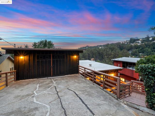 6866 Thornhill Dr, Oakland CA: https://media.crmls.org/mediaz/27d3c857-3e32-433e-8fc8-3fac71cc8219.jpg