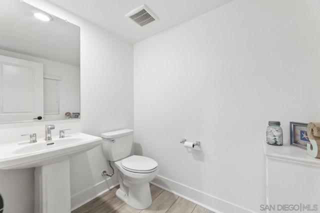 15447 Van Lodensteyn Way, San Diego CA: https://media.crmls.org/mediaz/27d45fd1-df0b-4740-9a48-142a55d1285f.jpg