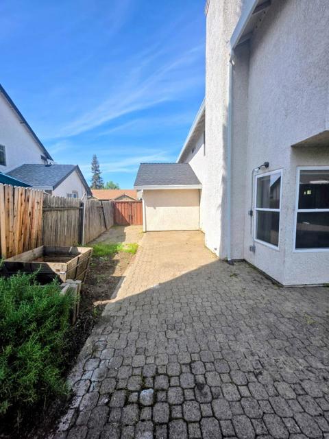 2212 Thurton Drive, Roseville CA: https://media.crmls.org/mediaz/27d5cd4c-fc52-4a92-a499-641ab0f95802.jpg