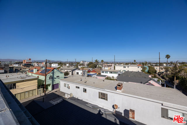 11 24th Avenue, Venice CA: https://media.crmls.org/mediaz/27d5e410-b6ad-4f2f-8a9d-15c272983435.jpg