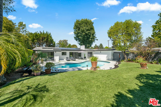 23442 Burbank Boulevard, Woodland Hills CA: https://media.crmls.org/mediaz/27d63450-42f4-4720-9327-3805d6b3b4f0.jpg