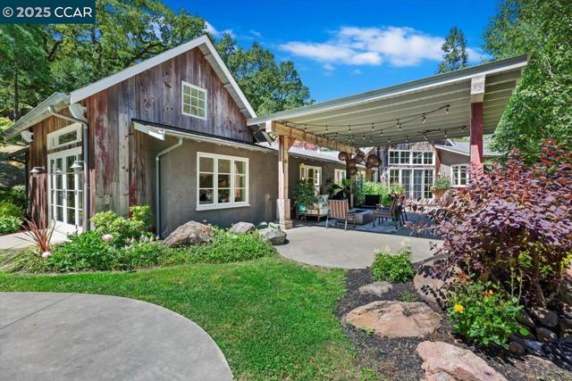 15 Cascade Ln, Orinda CA: https://media.crmls.org/mediaz/27d683a8-3691-408d-b0cd-de624f64488d.jpg