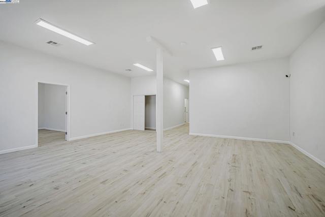 3920 Gravenstein Hwy, Sebastopol CA: https://media.crmls.org/mediaz/27d72529-267b-41f5-b05e-cb3a25295149.jpg