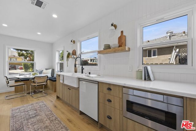 3908 Bentley Avenue, Culver City CA: https://media.crmls.org/mediaz/27d7d035-deb9-4c6c-976b-d6e96350d947.jpg