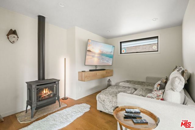19817 Montau Drive, Topanga CA: https://media.crmls.org/mediaz/27d7faf8-2ccb-4f5c-b210-ed02f640216e.jpg
