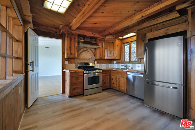 3682 Berry Drive, Studio City CA: https://media.crmls.org/mediaz/27d873fd-34ab-4093-8a25-c30ea7a0020c.jpg