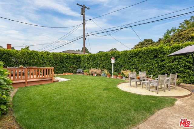 11521 Segrell Way, Culver City CA: https://media.crmls.org/mediaz/27d8da40-3a72-45b4-969f-041ec5e0941d.jpg