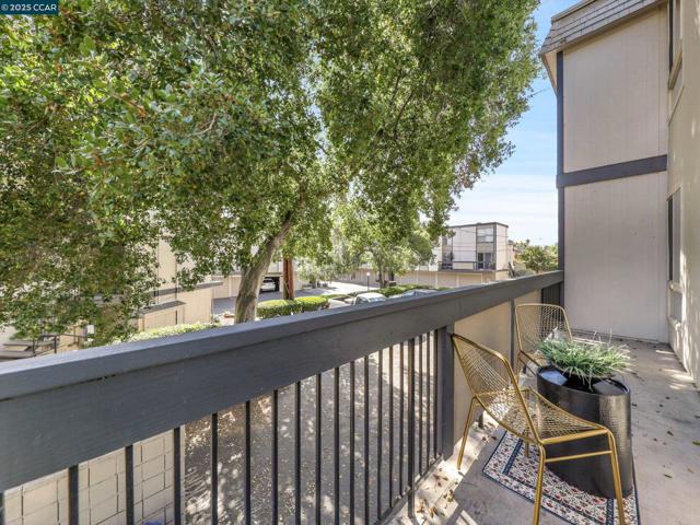 2033 Sierra Rd, Concord CA: https://media.crmls.org/mediaz/27d8e720-800a-4a61-a341-9cb22243e14f.jpg
