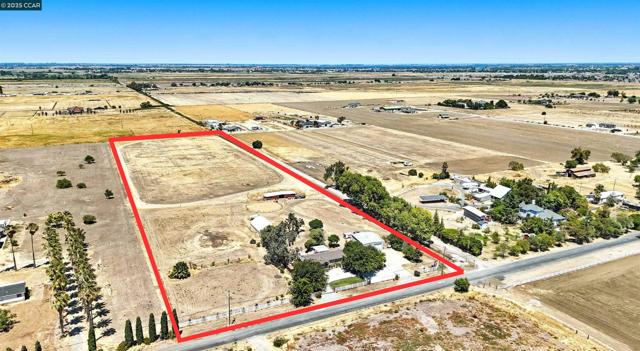 1950 Tule Ln, Knightsen CA: https://media.crmls.org/mediaz/27d9cf17-6a64-4018-8111-a1e602e68927.jpg