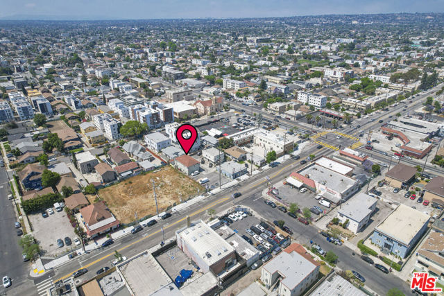 1452 W Jefferson Boulevard, Los Angeles CA: https://media.crmls.org/mediaz/27da83c0-2bee-4e2b-bd48-0d2985c65ef9.jpg