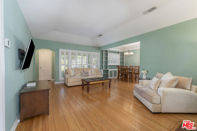 4316 Beeman Avenue, Studio City CA: https://media.crmls.org/mediaz/27dd0e8f-6509-454a-909f-e5e4ee536a7d.jpg