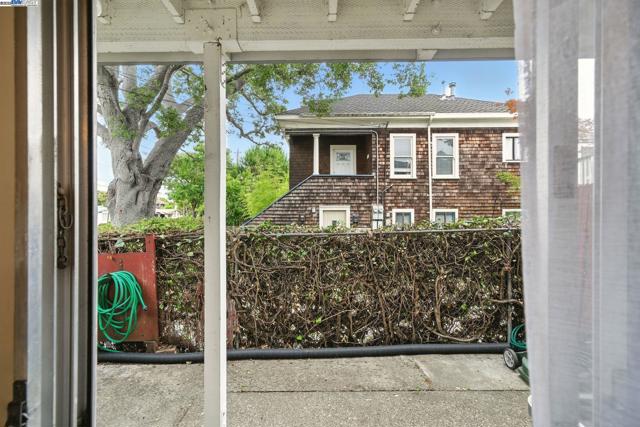 1556 Lincoln Ave, Alameda CA: https://media.crmls.org/mediaz/27de0f4b-82d0-4b7c-a3f2-73d800edb209.jpg