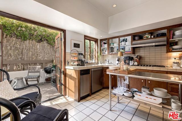 1405 Washington Avenue, Santa Monica CA: https://media.crmls.org/mediaz/27df99a5-1acc-4cf7-9382-c9aef92395f6.jpg