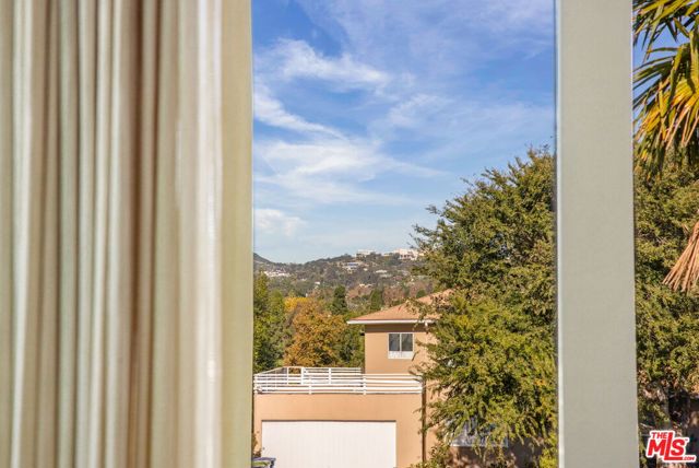 810 Franklin Street, Santa Monica CA: https://media.crmls.org/mediaz/27e0aa8f-282d-4888-8e97-7518cf14e385.jpg