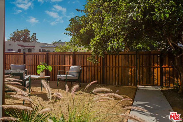 2046 S Burnside Avenue, Los Angeles CA: https://media.crmls.org/mediaz/27e0d943-6a94-4162-845f-b7ffe49e197f.jpg