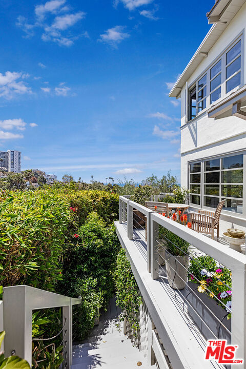 271 Amalfi Drive, Santa Monica CA: https://media.crmls.org/mediaz/27e2281f-ec9c-457f-bd02-2d9cfee02be9.jpg