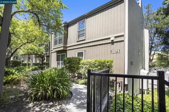 2075 Ascot Dr, Moraga CA: https://media.crmls.org/mediaz/27e2c70f-711c-4d09-80ad-f6a13d640398.jpg