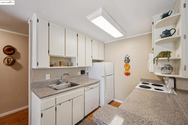 250 Whitmore St, Oakland CA: https://media.crmls.org/mediaz/27e3314b-fc59-444a-a845-219dec240d94.jpg