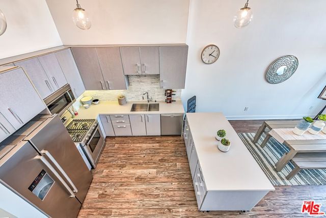 1168 S Barrington Avenue, Los Angeles CA: https://media.crmls.org/mediaz/27e3cc08-cd38-47e3-91d5-0c44b75e4b59.jpg