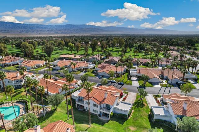 153 Desert Falls E Drive, Palm Desert CA: https://media.crmls.org/mediaz/27e3e4e5-3d47-46c4-95a0-7a322acefc7a.jpg