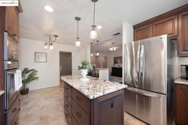 3196 Sudbury RD, Cameron Park CA: https://media.crmls.org/mediaz/27e426b4-d3e6-48c4-8177-d580940dc046.jpg