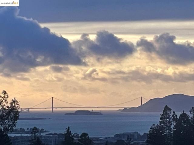 80 Oak Ridge Rd, Berkeley CA: https://media.crmls.org/mediaz/27e4752e-312c-4bb7-a27b-84e5e4f87a24.jpg