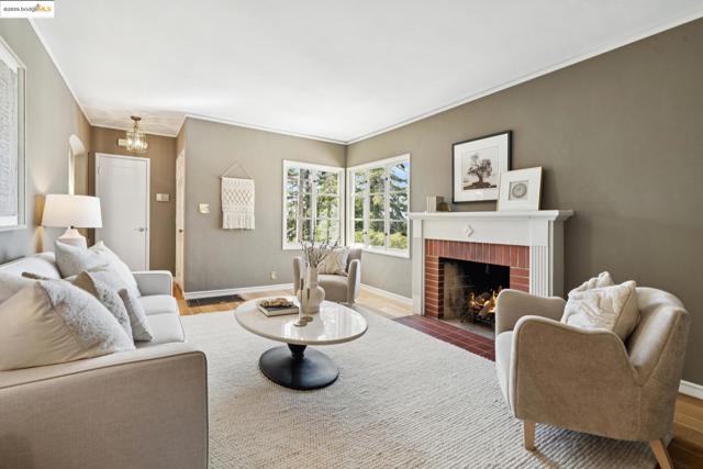 4221 Whittle Ave, Oakland CA: https://media.crmls.org/mediaz/27e50a7c-b91a-4793-b4b4-38c9668c5bd1.jpg