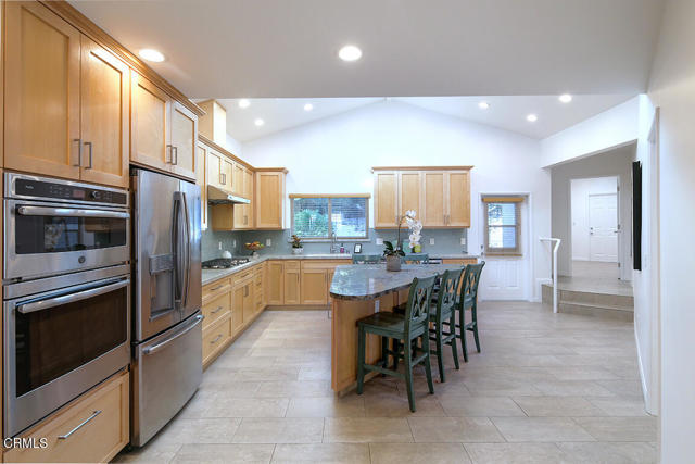 5245 Bubbling Well Lane, La Canada Flintridge CA: https://media.crmls.org/mediaz/27e59ba7-c1ed-4481-a4f2-aa26271c9d8f.jpg