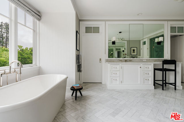 800 GREENTREE Road, Pacific Palisades CA: https://media.crmls.org/mediaz/27e5b88d-18f1-4f3f-afa2-fade3439b889.jpg