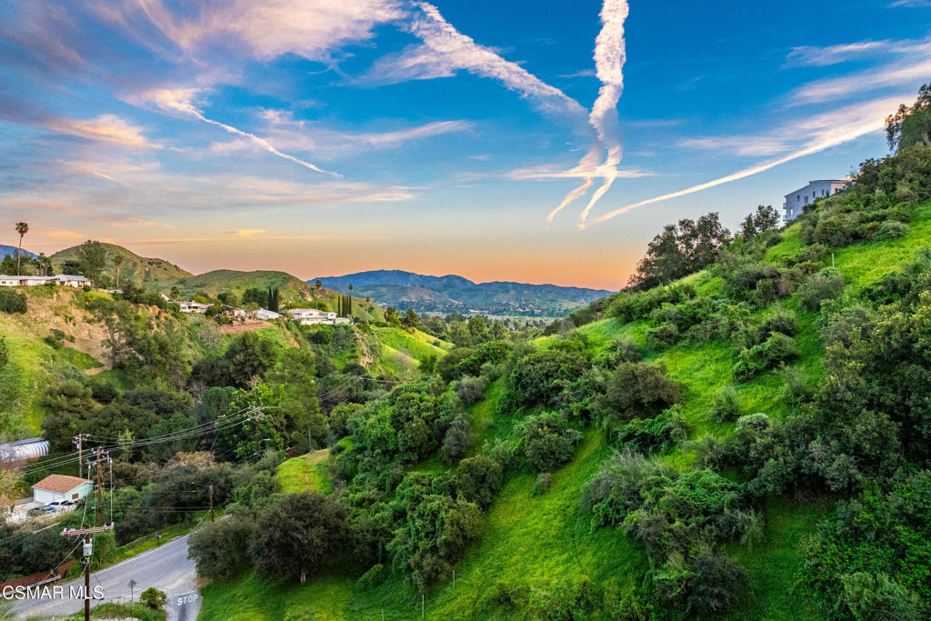 https://media.crmls.org/mediaz/27e5e7d6-1022-4ff5-99ab-73a296a77703.jpg?preset=X-Large